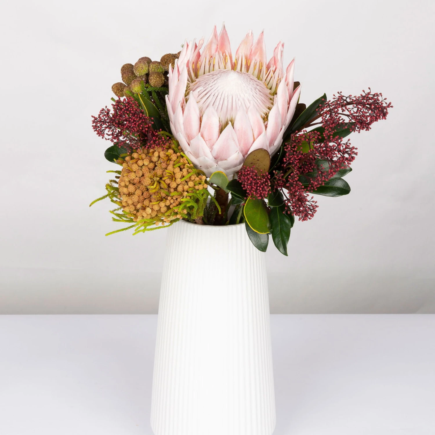 Blumenbund Protea King Mit Skimmie Und Kapgrün, Inkl. Gratis Grußkarte - Image 3